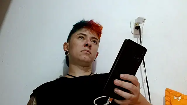 Snapshot of tomboyblue chatting on 01-31-25, 02:04 tomboyblue online show from 01-31-25, 02:04