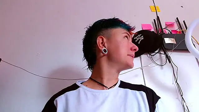 Snapshot of tomboyblue chatting on 02-06-25, 04:58 tomboyblue online show from 02-06-25, 04:58