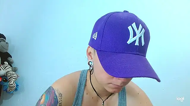 Snapshot of tomboyblue chatting on 02-20-25, 01:08 tomboyblue online show from 02-20-25, 01:08