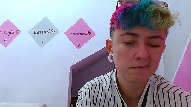 Snapshot of tomboyblue chatting on 10-19-25, 05:02 tomboyblue online show from 10-19-25, 05:02