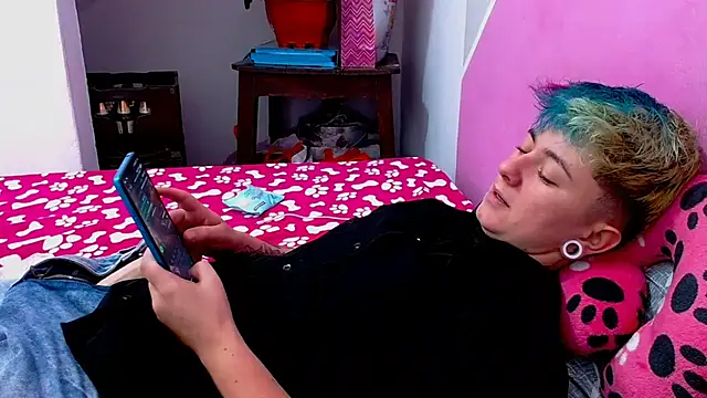 Snapshot of tomboyblue chatting on 10-20-25, 08:09 tomboyblue online show from 10-20-25, 08:09