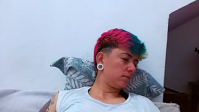 Snapshot of tomboyblue chatting on 10-24-25, 04:36 tomboyblue online show from 10-24-25, 04:36