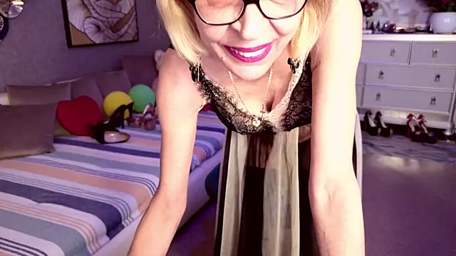 Snapshot of HornyMilf_555 chatting on 04-23-26, 10:14 HornyMilf 555 online show from 04-23-26, 10:14
