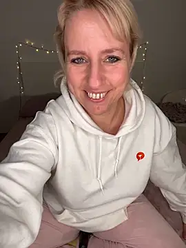 MariaValentine online show from 12-17-25, 04:02