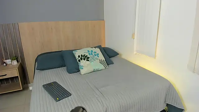 rebeca cortez  online show from 10-20-25, 08:09