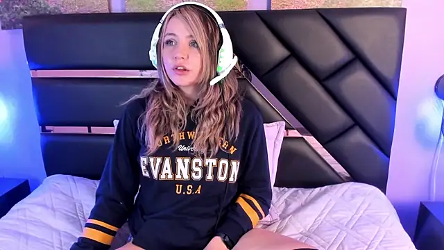 Snapshot of Annie_mone chatting on 12-17-24, 08:21 Annie mone online show from 12-17-24, 08:21