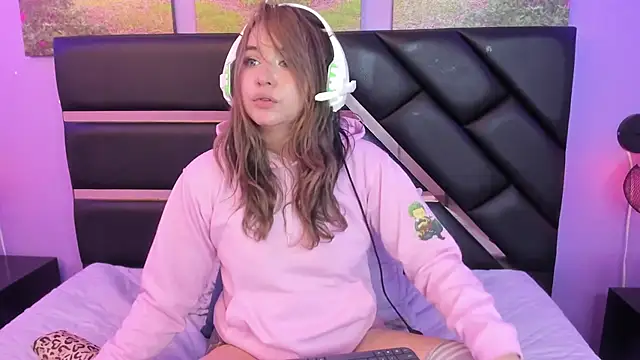 Snapshot of Annie_mone chatting on 03-20-25, 08:40 Annie mone online show from 03-20-25, 08:40