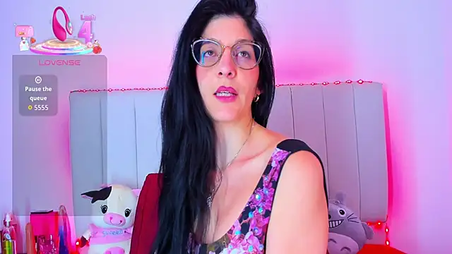 Snapshot of caro_lyne_ chatting on 06-19-26, 05:50 caro lyne online show from 06-19-26, 05:50