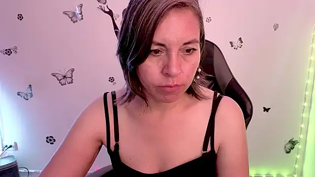 Snapshot of Lady_breaks_hearts chatting on 05-08-26, 01:16 Lady breaks hearts online show from 05-08-26, 01:16