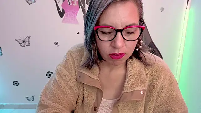 Snapshot of Lady_breaks_hearts chatting on 06-03-26, 01:25 Lady breaks hearts online show from 06-03-26, 01:25