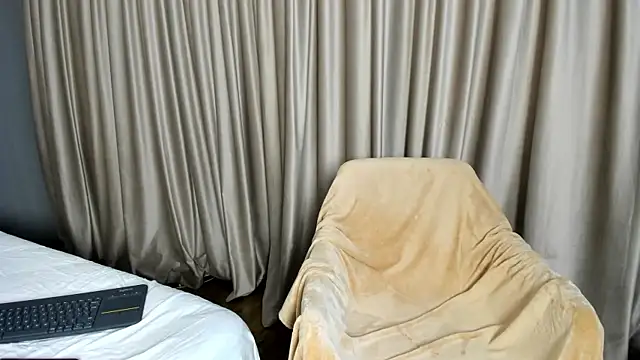 Snapshot of Project-Raven chatting on 11-30-25, 04:44 Project-Raven online show from 11-30-25, 04:44