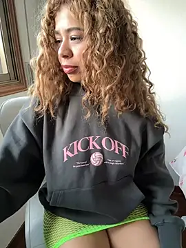 Snapshot of LEONCITA_ chatting on 12-12-24, 04:32 LEONCITA online show from 12-12-24, 04:32