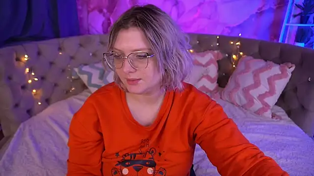 Snapshot of CoolTatis chatting on 12-15-25, 07:34 CoolTatis online show from 12-15-25, 07:34