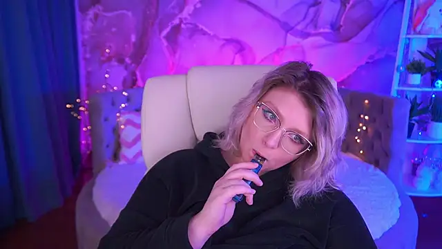 Snapshot of CoolTatis chatting on 12-20-25, 06:53 CoolTatis online show from 12-20-25, 06:53