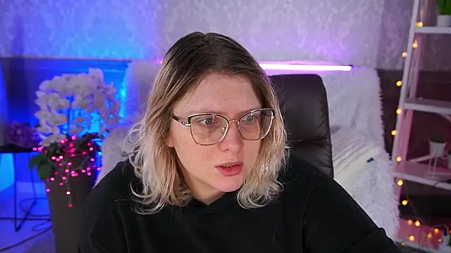 Snapshot of CoolTatis chatting on 02-04-26, 08:20 CoolTatis online show from 02-04-26, 08:20