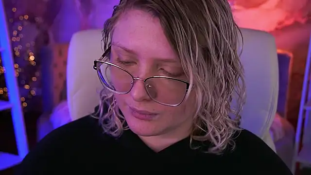 Snapshot of CoolTatis chatting on 02-09-26, 02:10 CoolTatis online show from 02-09-26, 02:10