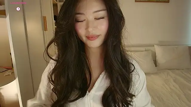 Snapshot of tenderlybaee chatting on 10-17-25, 04:15 tenderlybaee online show from 10-17-25, 04:15