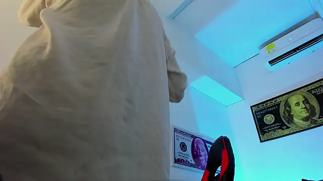 Snapshot of Elsalombardi_ chatting on 01-27-25, 12:05 Elsalombardi online show from 01-27-25, 12:05