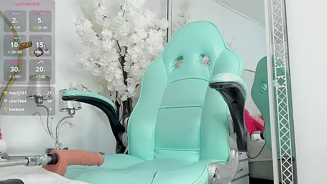 Snapshot of EmmaCrush chatting on 03-08-25, 12:55 EmmaCrush online show from 03-08-25, 12:55