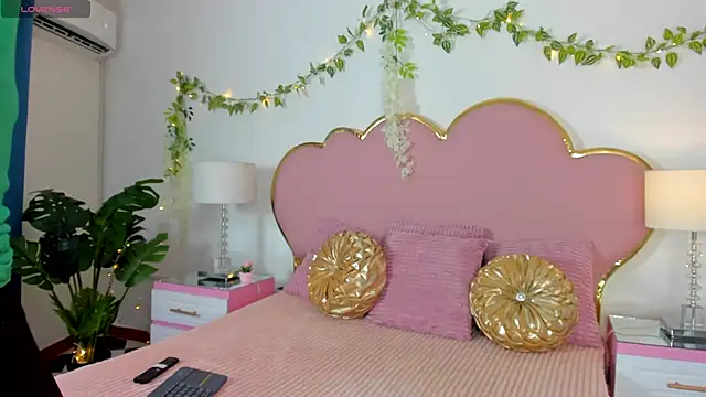 Snapshot of EmmaCrush chatting on 09-13-25, 08:52 EmmaCrush online show from 09-13-25, 08:52