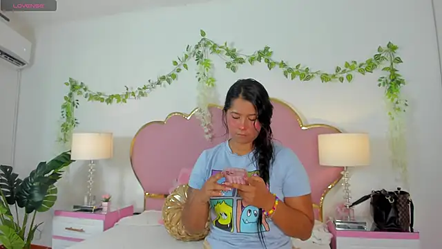 Snapshot of EmmaCrush chatting on 09-17-25, 08:54 EmmaCrush online show from 09-17-25, 08:54