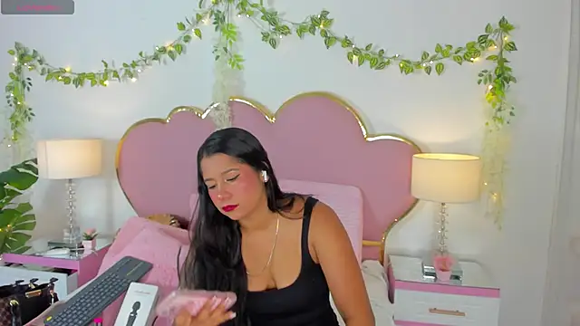 Snapshot of EmmaCrush chatting on 09-18-25, 08:55 EmmaCrush online show from 09-18-25, 08:55