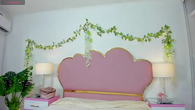 Snapshot of EmmaCrush chatting on 09-28-25, 09:09 EmmaCrush online show from 09-28-25, 09:09