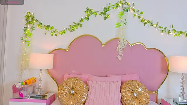 Snapshot of EmmaCrush chatting on 10-16-25, 09:16 EmmaCrush online show from 10-16-25, 09:16