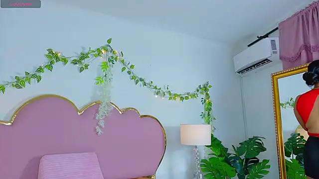 Snapshot of EmmaCrush chatting on 10-17-25, 09:06 EmmaCrush online show from 10-17-25, 09:06