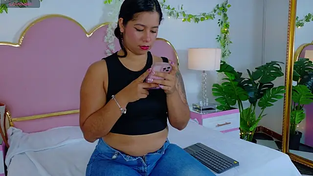 Snapshot of EmmaCrush chatting on 10-21-25, 08:31 EmmaCrush online show from 10-21-25, 08:31