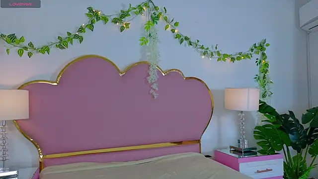 Snapshot of EmmaCrush chatting on 10-23-25, 08:40 EmmaCrush online show from 10-23-25, 08:40