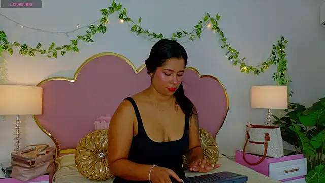 Snapshot of EmmaCrush chatting on 11-06-25, 09:05 EmmaCrush online show from 11-06-25, 09:05