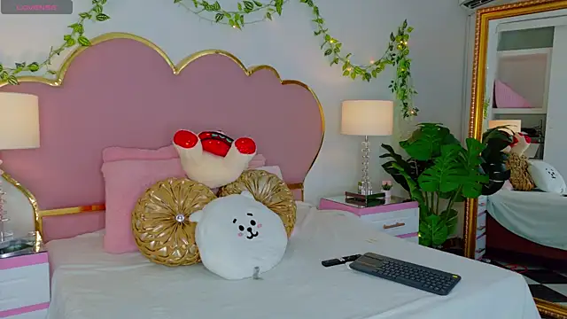 Snapshot of EmmaCrush chatting on 11-12-25, 09:47 EmmaCrush online show from 11-12-25, 09:47