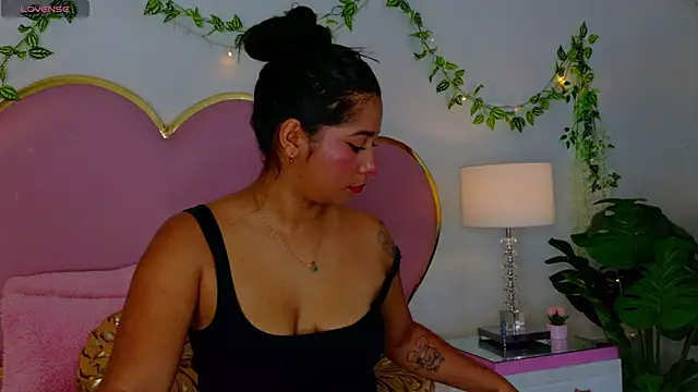 Snapshot of EmmaCrush chatting on 11-13-25, 09:36 EmmaCrush online show from 11-13-25, 09:36