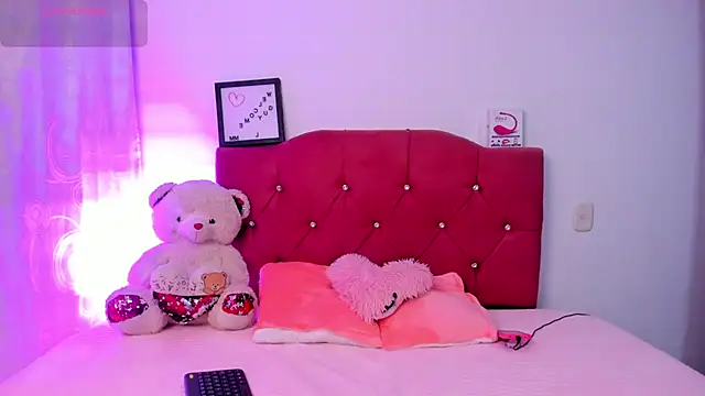 Snapshot of LucianaTomson chatting on 10-08-25, 11:02 LucianaTomson online show from 10-08-25, 11:02