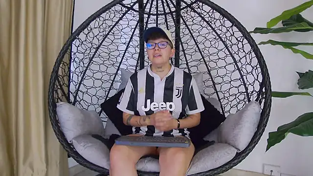 alex noa online show from 10-17-25, 05:26