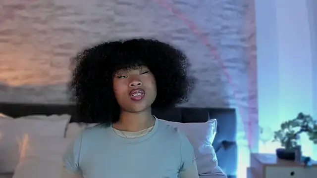 Snapshot of Anneth__M chatting on 10-17-25, 08:00 Anneth M online show from 10-17-25, 08:00