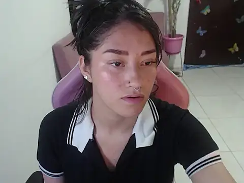 Snapshot of littleangel1_m chatting on 07-12-26, 01:02 littleangel1 m online show from 07-12-26, 01:02
