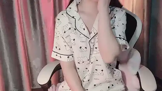 Snapshot of _Ely_ chatting on 03-06-25, 10:04 Ely online show from 03-06-25, 10:04