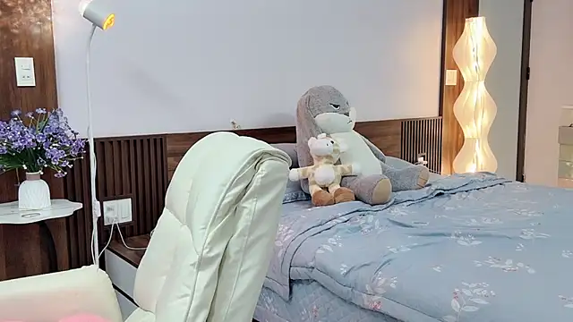 Snapshot of _Ely_ chatting on 10-05-25, 03:32 Ely online show from 10-05-25, 03:32