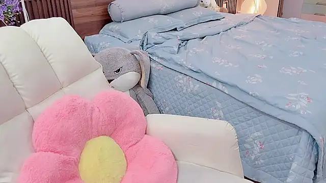 Snapshot of _Ely_ chatting on 10-16-25, 03:35 Ely online show from 10-16-25, 03:35