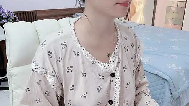 Snapshot of _Ely_ chatting on 10-31-25, 04:24 Ely online show from 10-31-25, 04:24