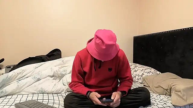 Snapshot of hailzeffn chatting on 10-27-25, 12:42 hailzeffn online show from 10-27-25, 12:42