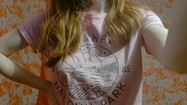 Snapshot of strawberrysmoothie chatting on 12-25-24, 04:01 strawberrysmoothie online show from 12-25-24, 04:01