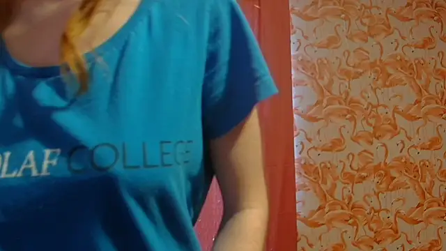 Snapshot of strawberrysmoothie chatting on 12-25-24, 08:07 strawberrysmoothie online show from 12-25-24, 08:07