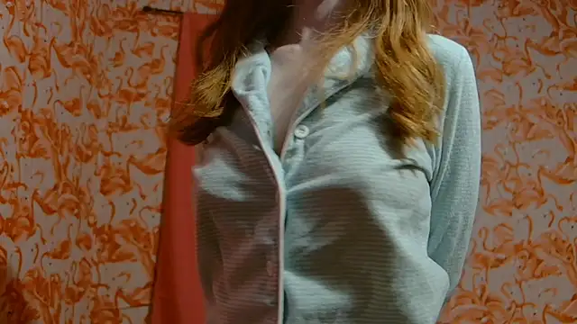 Snapshot of strawberrysmoothie chatting on 01-10-25, 03:29 strawberrysmoothie online show from 01-10-25, 03:29