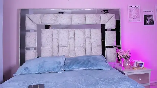 Sara Greey online show from 09-22-25, 01:35