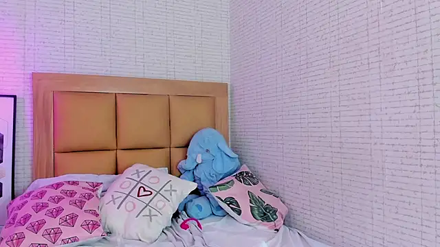 Snapshot of LARSONMIA chatting on 01-11-25, 05:10 LARSONMIA online show from 01-11-25, 05:10