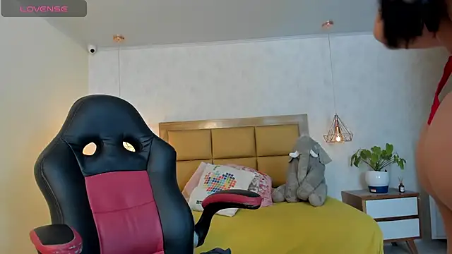 Snapshot of LARSONMIA chatting on 02-01-25, 12:16 LARSONMIA online show from 02-01-25, 12:16