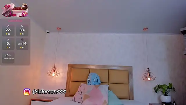 Snapshot of LARSONMIA chatting on 02-11-25, 11:54 LARSONMIA online show from 02-11-25, 11:54